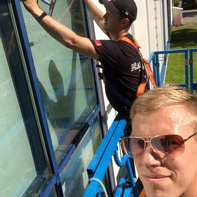 Ikkunakalvojen asennusta