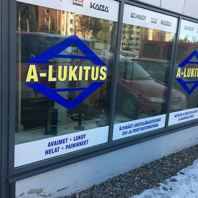 Turvakalvoja liiketilan ikkunaan - Lahti